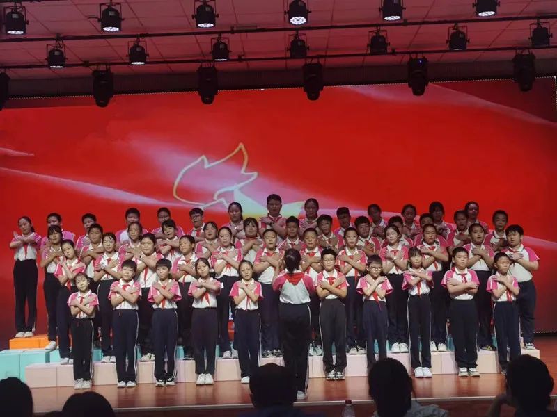 米乐M6在线登录官网：唱红歌 感党恩 颂祖国——安平县第三实验小学红歌合唱比赛活动(图5)